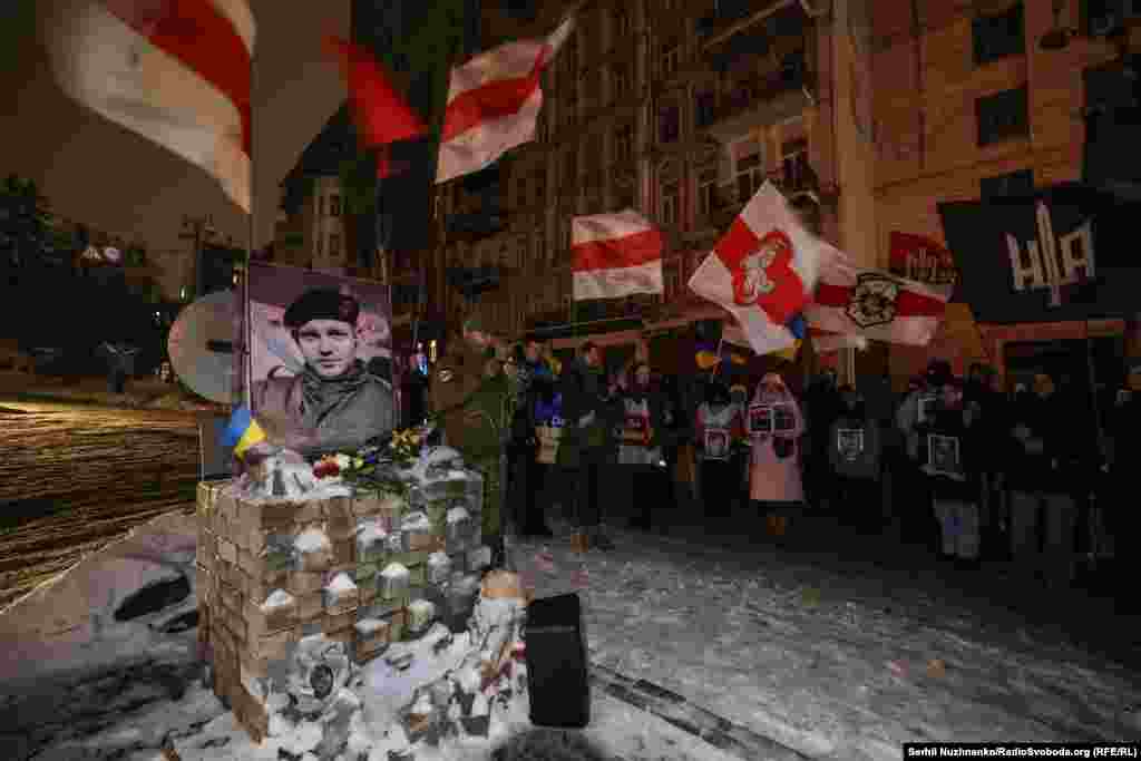 Меморіал на місці загибелі Михайла Жизневського на вулиці Грушевського. За даними білоруської служби Радіо Свобода, наразі у війні на боці України беруть участь кількасот добровольців із Білорусі. Загальна кількість білорусів, які брали участь у бойових діях проти Росії з 2014 року, становить понад тисячу