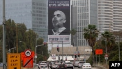 یک بیلبورد تبلیغاتی در تل‌آویو با مضمونی علیه یحیی السنوار، رهبر حماس در غزه، که گفته می‌شود حرف آخر دربارهٔ موضع حماس نسبت به آتش‌بس را او می‌زند
