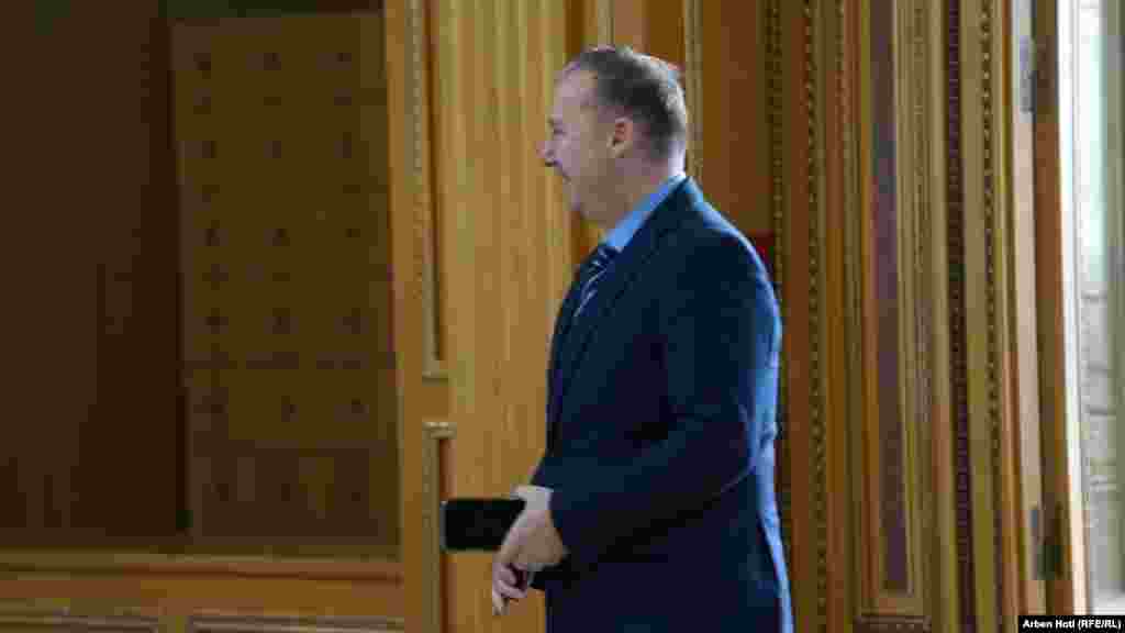 Deputeti i LDK-së, Armend Zemaj, duke hyrë në Kuvendin e Kosovës. Ai dhe deputetët e partisë së tij nuk kanë marrë pjesë në seancën për presidentin. 