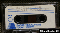 Касета, върху която е записано интервю с Кристо и Жан-Клод, взето през 1994 г. Етикетът е със старото лого на Радио Свободна Европа - синята камбана.