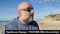 Бізнесмен Тимур Міндіч під час інтерв’ю на пляжі в Ізраїлі, кадр із відео