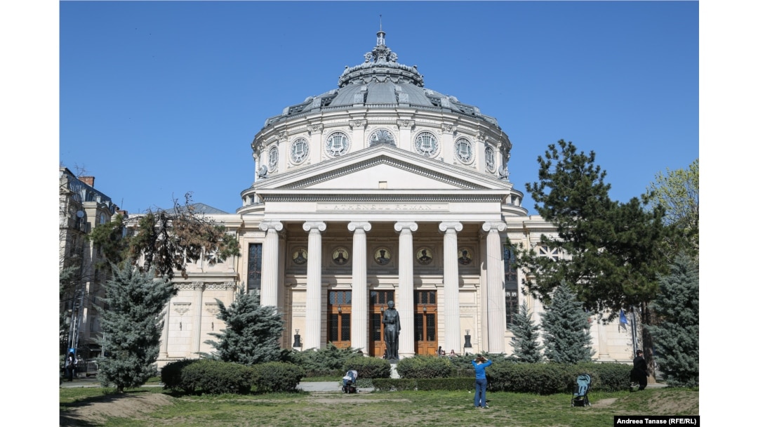 Ateneul Român, ridicat în mai puțin trei ani, între 1886 și 1888, a fost construit prin donații publice, prin celebra strângere de fonduri „Dați un leu pentru Ateneu!”. El a reprezentat clădirea iconică a Bucureștilor chiar și în vremea comunismului, chiar dacă primul și cel mai important donator, regele Carol I nu era menționat niciodată, nicăieri.
