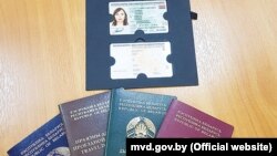 Магчымы выгляд беларускіх ID-картак (зьверху) і біямэтрычных пашпартоў (зьнізу)