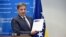 Predsjedavajući Vijeća ministara BiH Denis Zvizdić drži Upitnik Evropske komisije, fotoarhiv