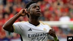 După ce marchează un gol, ca în meciul din 16 martie de la Pamplona, cu Osasuna, Vinicius Junior, de la Real Madrid, așteaptă laude din tribune. De multe ori, vin insulte rasiste. 