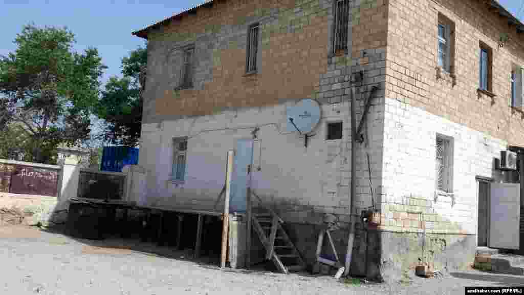 Nebitdag şäheriniň merkezinden takmynan 3-4 kilometr uzaklykda ýerleşýän bu sebitde transport gatnawynyň ýola goýulmandygy, şol sanda awtobus gatnawynyň hem ýokdugy aýdylýar. Ýaşaýjylaryň şäheriň merkezine barmakda kynçylyk çekýändigi bellenilýär.&nbsp;