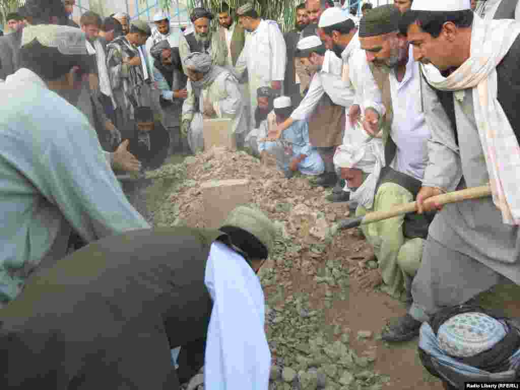 عبدالقديم پتيال، چې نن (دوشنبه) د کندهار په مشاهيرو هديره کې خاورو ته وسپارل شو. 