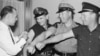 Egy korábbi oltási akció: 1957 augusztusában az ázsiai influenza ellen kezdtek oltási kampányt az Egyesült Államokban. A képen Indiana állambeli rendőrök kapják meg a vakcinát
