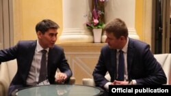Чыңгыз Айдарбеков Чехиянын тышкы иштер министри Томаш Петржичек менен. 17-февраль, 2019-жыл. Мюнхен шаары.