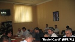Тожикистон Ислом уйғониш партияси қароргоҳида бўлиб ўтган учрашувда мамлакат Дин ишлари бўйича қўмитаси раҳбари Абдураҳим Холиқов исломий партия офиси қошида ташкил этилган масжид жамоат намозлари учун ёпилиши зарурлигини таъкидлади.