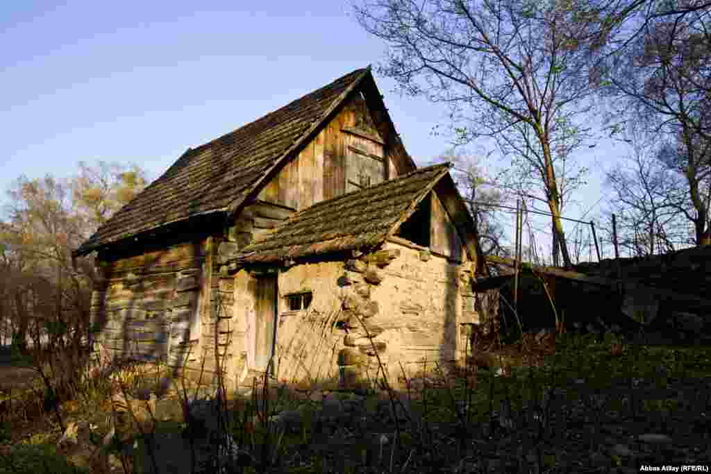 XIX əsrdən qalma su dəyirmanı. İndi o, baxımsız vəziyyətdədir.