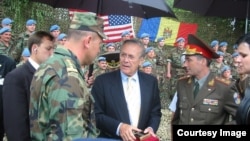 25 iunie 2004, ministrul Apărării al SUA, Donald Rumsfeld (centru), la Chişinău