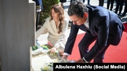 Kryeministri në detyrë i Kosovës, Albin Kurti, dhe presidentja në detyrë, Albulena Haxhiu, vendosin lule te Memoriali për Personat e Zhdukur nga lufta e viteve 1998-1999 në Kosovë, në Prishtinë, më 30 gusht 2026.