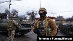 Українські військові 93-ї окремої механізованої бригади «Холодний Яр» під час завдання з доставки продовольства і боєприпасів до підрозділів на передовій. Донеччина, 6 березня 2026 року