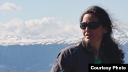 მთარგმნელსა და მოყვარულ მთამსვლელ ნინო ბარძიმიშვილს გზის გადაკეტვისთვის 5-დღიანი პატიმრობა მოსამართლე მანუჩარ ცაცუამ 23 დეკემბერს შეუფარდა. 