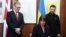 Prim-ministrul britanic Starmer (stânga), ministrul de finanțe Rachel Reeves și președintele ucrainean Volodimir Zelenski la semnarea unui acord de împrumut în valoare de 2,84 miliarde de dolari.