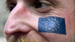 Un pro-european care și-a lipit steagul UE pe față 