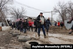 Жители Алгабаса показывают представителям акимата состояние дорог, пригласив их на вояж. Алматы, 21 февраля 2021 года.