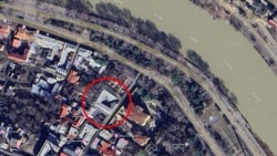 იბრაჰიმ ისფაჰანლის #3-ში მდებარე ეზოსა და აზერბაიჯანის საელჩოს ვიწრო ქუჩა ყოფს