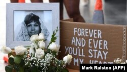 Cveće i oproštajne poruke na Bulevaru slavnih u Holivudu za Aretu Frenklin