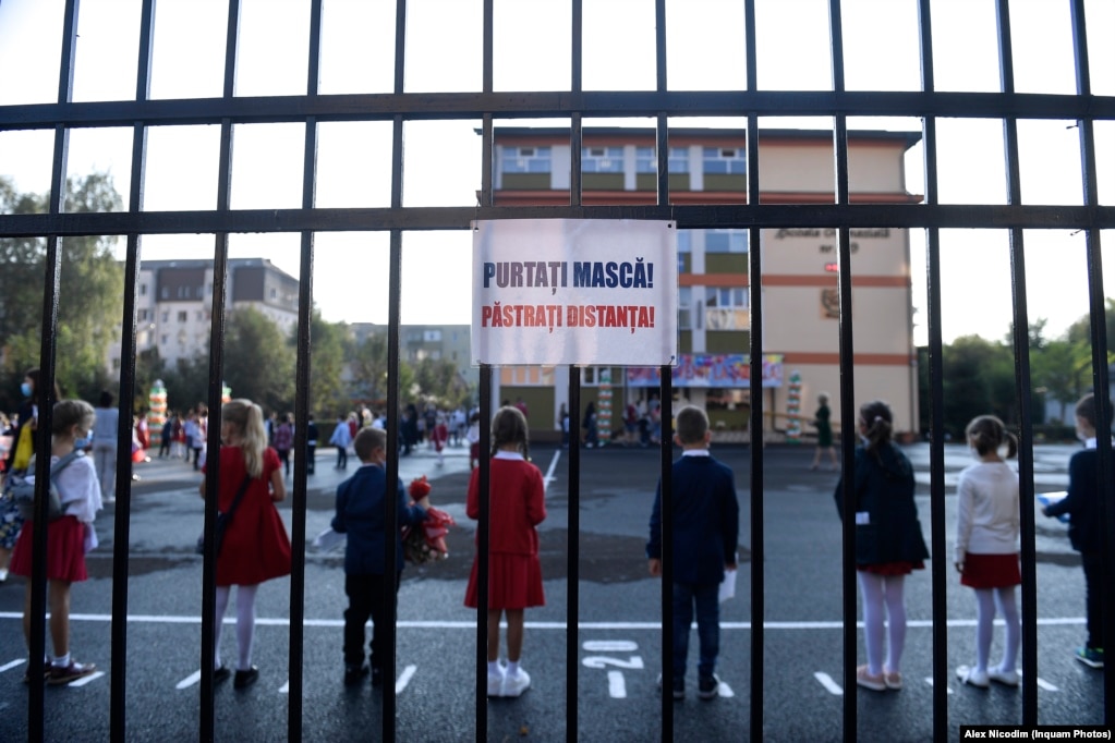 Учні дотримуються соціальної дистанції на шкільному подвір&#39;ї у Бухаресті (Румунія)