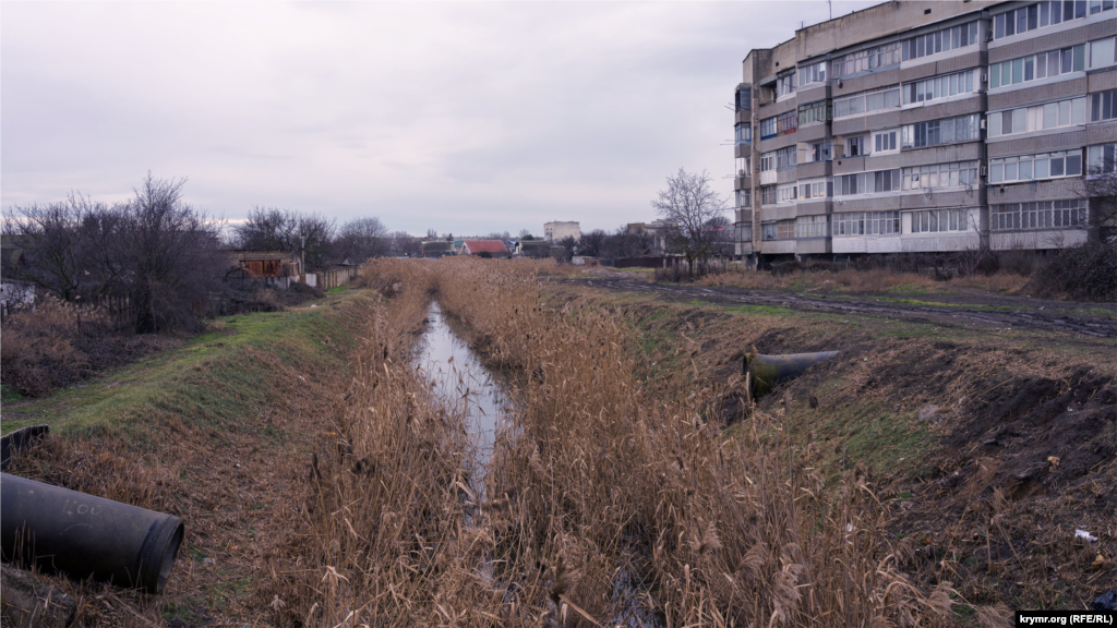 Водовідводи по берегах річки Степової, яка заросла очеретом. Її довжина близько 12 кілометрів, на північній околиці міста вона впадає в річку Мирнівка