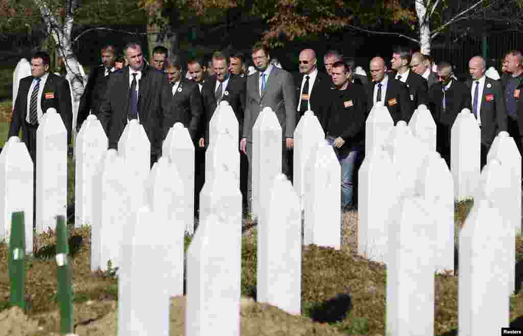 Premijer Srbije Aleksandar Vučić, član Predsjedništva BiH Bakir Izetbegović, premijer RS Milorad Dodik i predsjednik Opštine Srebrenica Ćamil Duraković u Memorijalnom centru Potočari. &nbsp;