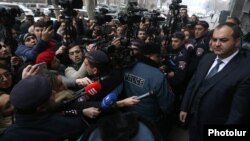 Armenia - Prosecutor-General Artur Davtian (R) addresses protesters outisde his office in Yerevan, December 24, 2018.