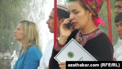 Aşgabatly zenan öz şikaýatyny Nyýazow etrap häkimliginiň işgärleriniň diňlemeýändigini aýdýar.