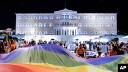 Participanți la un marș Pride la Atena, în fața clădirii Parlamentului, în septembrie 2021. (AP Photo/Michael Varaklas)