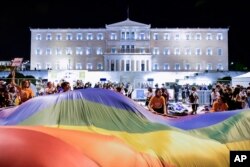 Guvernul Greciei promite că va aproba curând legea care ar încheia discriminarea împotriva cuplurilor gay care doresc să se căsătorească.