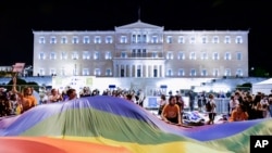 Participanți la un marș Pride la Atena, în fața clădirii Parlamentului, în septembrie 2021. (AP Photo/Michael Varaklas)