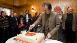 Szájer József felvágja az ünnepi tortát a Fidesz 21. születésnapi ünnepségén, a Bibó István Kollégiumban 2009-ben