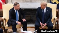 Președintele polonez Andrzej Duda primit la Casa Albă de președintele american Donald Trump , cu numai câteva zile înainte de alegerile prezindențiale din Polonia, 24 iunie 2020. 