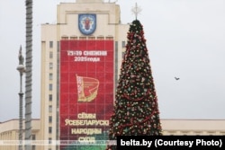 Банэр УНС на будынку пэдунівэрсытэту ў Менску