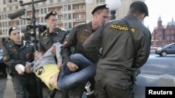 Поліцейські затримують учасника протесту біля Державної думи, 5 червня 2012 року