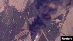 Satelitski snimak kompanije PlanetLabs prikazuje dim koji se podiže nakon ukrajinskog napada dronom na naftnu pumpnu stanicu u ruskoj Permskoj oblasti, 29. aprila.