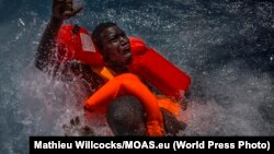Migranti se bore za život u Sredozmelju