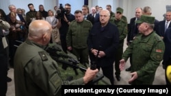 Лукашэнка наведвае вытворчасьць аўтаматаў беларускай кампаніі «Кідма Тэк», якую зьвязваюць з кіпрскай Centuronic Ltd.