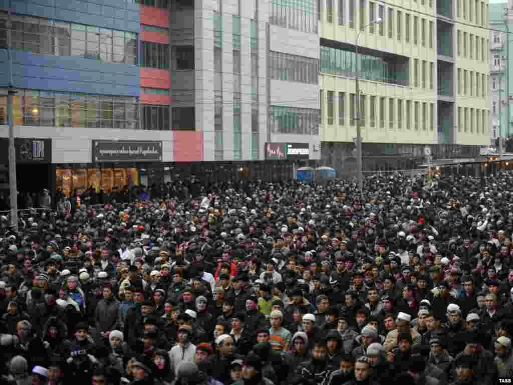 Мәскәүнең Җәмигъ мәчете тирәсенә гает намазына &nbsp; 70 меңләп кеше җыелган.