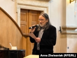 Капелан Петр Вацик проголошує промову перед виступом хору «Щедрик»