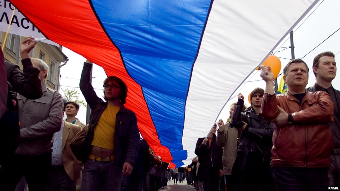 Российский закон позволяет гражданам беспрепятственно носить государственный флаг