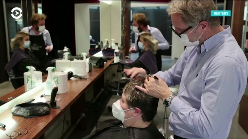 Стиль в эпоху COVID-19: мужчины перестали стричься, а женщины – красить волосы (видео)