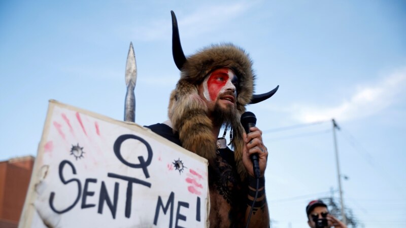Čovjek sa nadimkom ‘QAnon šaman’ priznao krivicu za napad na Kongres