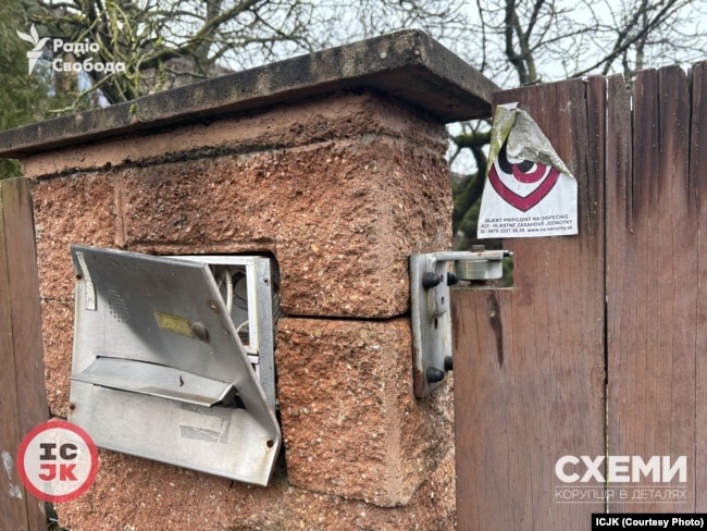 Дзвінок на паркані будинку в Братиславі