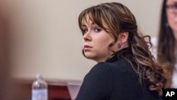 Колишня зброярка у фільмі «Іржа» Ханна Гутьєррес-Рід на судовому процесі в окружному суді у Санта-Фе, Нью-Мексико, США, 6 березня 2024 року