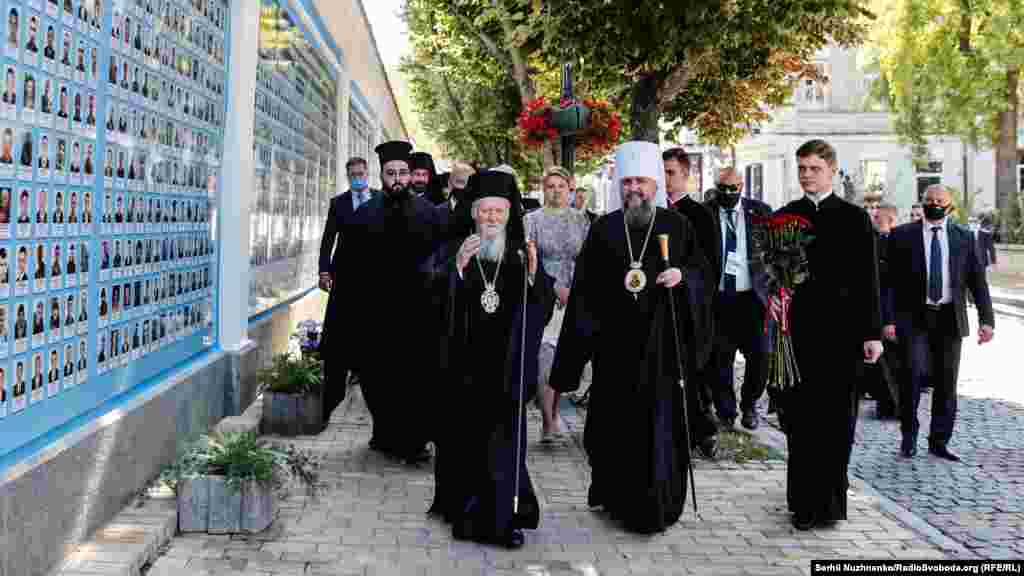 Патріарх Варфоломій та митрополит Епіфаній вітають присутніх журналістів
