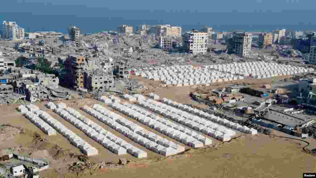 Egy nagyobb sátortábor a romok között. Ilyen helyeken most is ezrek élnek