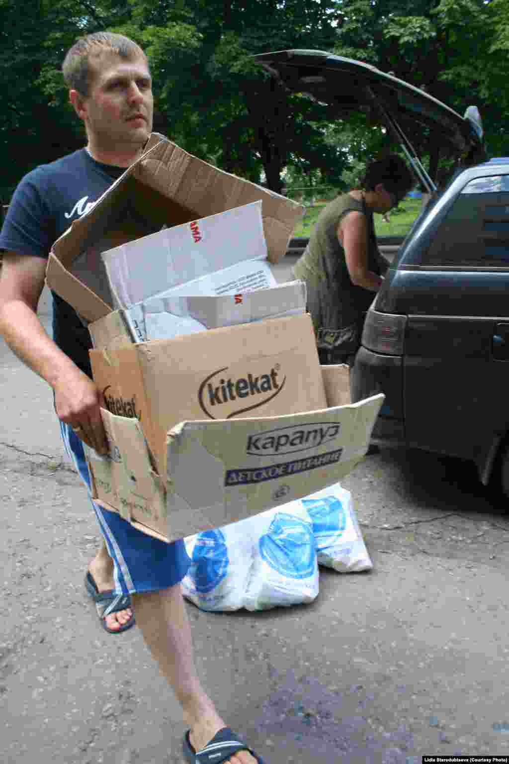 Волонтеры раздают гуманитарную помощь, город Славянск. Зона АТО, июль 2015 Украина