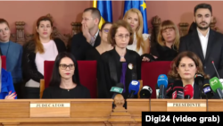 Raluca Moroșanu e singurul judecător în robă la conferința de presă a Curții de Apel București. Ea a confirmat că spusele unui coleg în documentarul Recorder sunt adevărate: „Dacă nu îl credeți pe el, credeți-mă pe mine!”. Conferința era menită să respingă acuzațiile.